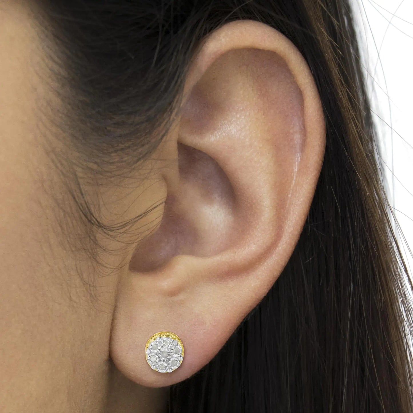 Pendientes de Botón con Diseño Floral de Diamantes (1/7 ct) en Plata y Baño de Oro 14K